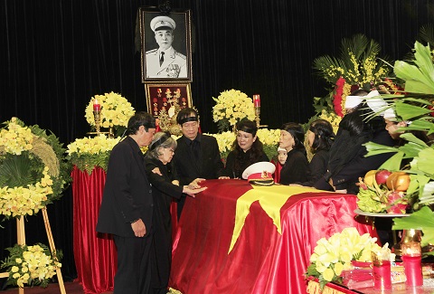 Gia đình Đại tướng Võ Nguyên Giáp bên linh cữu Đại tướng