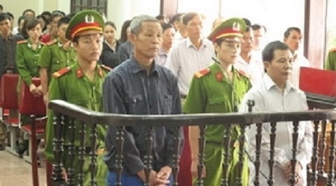 Hai bị cáo Ngô Văn Khởi và Nguyễn Văn Hải trước vành móng ngựa