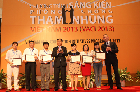 Ban tổ chức Chương trình Sáng kiến phòng, chống tham nhũng Việt Nam (VACI) 2013 đã trao giải cho 24 đề án xuất sắc nhất