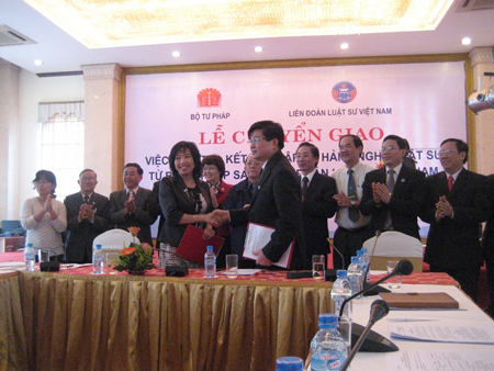 Lễ chuyển giao việc kiểm tra kết quả tập sự hành nghề luật sư từ Bộ Tư pháp sang Liên đoàn luật sư Việt Nam (29-11-2013)
