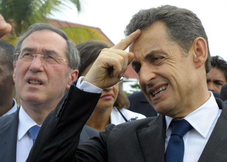 Ông Claude Gueant khi còn là Bộ trưởng Bộ Nội vụ (bên trái) đứng cạnh ông Sarkozy