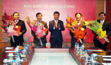 Phó Trưởng Ban Thường trực Ban Tổ chức Trung ương Trần Lưu Hải trao  quyết định cho các đồng chí Phó Trưởng Ban Kinh tế Trung ương