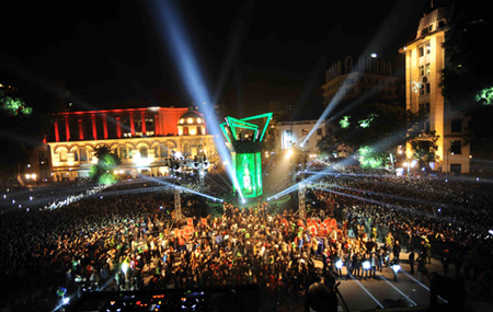 Lễ hội đếm ngược đón chào năm mới 2014 diễn ra vào đêm 31/12/2013 tại Quảng trường Cách mạng Tháng Tám, Hà Nội