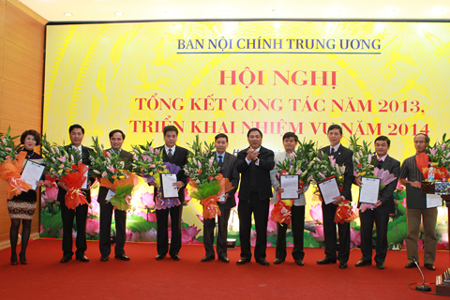 Đồng chí Nguyễn Bá Thanh, Trưởng Ban Nội chính Trung ương trao các
