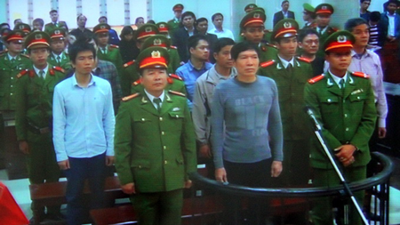 Dương Tự Trọng (áo xám, đứng giữa) và các bị cáo nghe tuyên án chiều 8-1