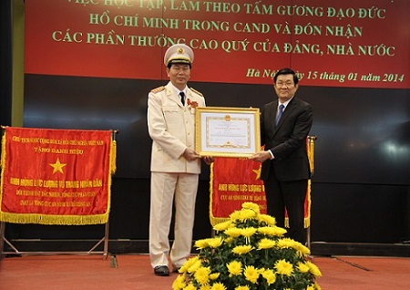 Chủ tịch nước Trương Tấn Sang trao Huân chương Quân công hạng nhì cho Đại tướng Trần Đại Quang, Ủy viên Bộ Chính trị, Bộ trưởng Bộ Công an