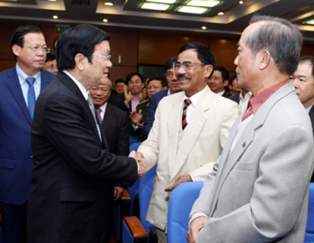 Chủ tịch nước Trương Tấn Sang với cán bộ, nhân viên Tập đoàn Dầu khí quốc gia Việt Nam.
