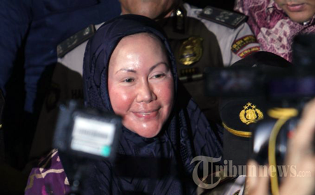 Cựu tỉnh trưởng Ratu Atut Chosiyah b ị cảnh sát bắt giữ