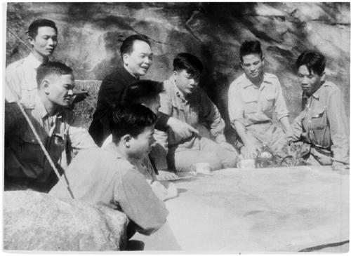 Đại tướng Võ Nguyên Giáp chỉ đạo chiến dịch Điện Biên Phủ. (Ảnh tư liệu)