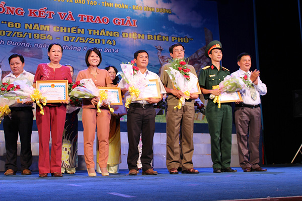 Đồng chí Nguyễn Phú Yên, Phó Giám đốc Sở Văn hóa, Thể thao và Du lịch trao giải cho các tập thể đạt giải