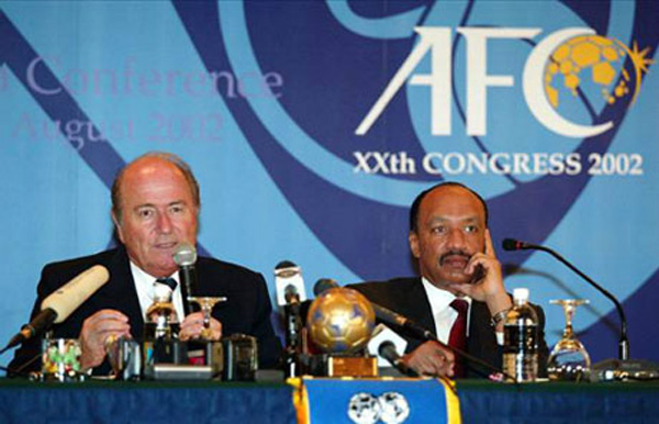 Ông Sepp Blatter (trái) và ông Mohamed bin Hammam