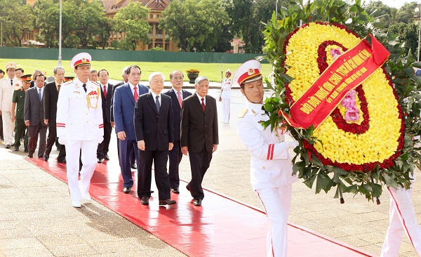 Đoàn đại biểu Ban Chấp hành Trung ương Đảng, Chủ tịch nước, Quốc hội, Chính phủ, Ủy ban Trung ương Mặt trận Tổ quốc Việt Nam vào Lăng viếng Chủ tịch Hồ Chí Minh