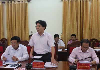 Đồng chí Nguyễn Văn Thông, Ủy viên Ban Thường vụ Tỉnh ủy, Trưởng Ban Nội chính Tỉnh ủy phát biểu tại cuộc họp