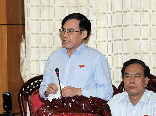 Đại biểu Quốc hội tỉnh Cao Bằng Phùng Văn Hùng, Ủy viên Thường trực Ủy ban Kinh tế của Quốc hội chất vấn tại phiên họp