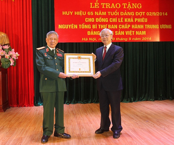 Tổng Bí thư Nguyễn Phú Trọng trao tặng Huy hiệu 65 năm tuổi Đảng cho đồng chí Lê Khả Phiêu