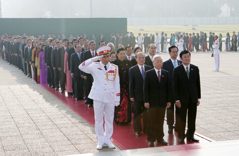  Các đồng chí lãnh đạo Đảng, Nhà nước và Đại biểu Quốc hội đặt vòng hoa và vào Lăng viếng Chủ tịch Hồ Chí Minh.