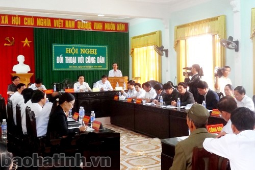 Lãnh đạo tỉnh Hà Tĩnh đối thoại với dân (theo BaoHatinh.vn)