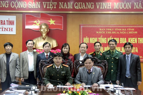Đại diện các cơ quan Khối thi đua Nội chính tỉnh Hà Tĩnh ký kết giao ước thi đua năm 2015