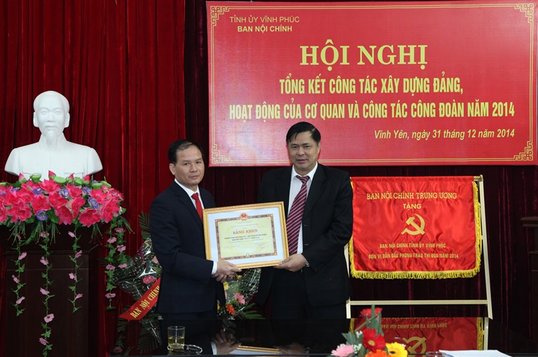 Đồng chí Nguyễn Ngọc Bình, Ủy viên Ban Thường vụ Tỉnh ủy, Trưởng Ban Nội chính Tỉnh ủy trao Bằng khen của UBND tỉnh cho tập thể Phòng Theo dõi công tác nội chính