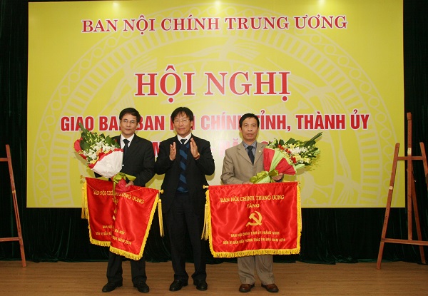 Đồng chí Đỗ Vũ Chung, Trưởng Ban Nội chính Tỉnh ủy Quảng Ninh (phải) nhận Cờ thi đua của Ban Nội chính Trung ương tại Hội nghị giao ban công tác nội chính và phòng, chống tham nhũng 11 tỉnh, thành phố khu vực đồng bằng Bắc bộ