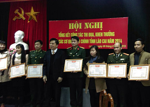 Ông Hà Xuân Tiến, Chánh án Tòa án nhân dân tỉnh Lào Cai - Trưởng khối thi đua năm 2014  trao Giấy khen cho các điển hình tiên tiến