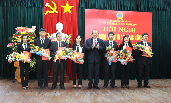 Đồng chí Trương Hòa Bình, Bí thư Trung ương Đảng, Chánh án Tòa án nhân dân tối cao trao quyết định bổ nhiệm Thẩm phán tại Quảng Nam