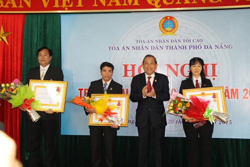 Thừa ủy quyền Chủ tịch nước, Chánh án Tòa án nhân dân tối cao Trương Hòa Bình trao Huân chương Lao động hạng Ba cho 2 cá nhân và 1 tập thể tại Hội nghị tổng kết công tác năm 2014 Tòa án nhân dân thành phố Đà Nẵng