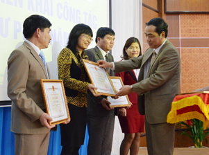 Đồng chí Nguyễn Văn Quang, Chủ tịch UBND tỉnh tặng bằng khen cho các cá nhân đạt thành tích xuất sắc trong công tác tư pháp tỉnh Hòa Bình năm 2014