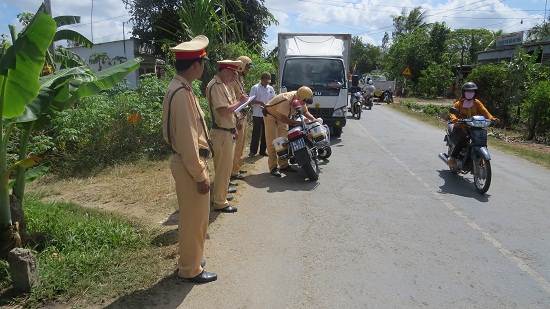 Lực lượng Cảnh sát giao thông tỉnh Trà Vinh thực hiện nhiệm vụ