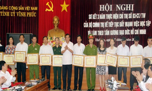 Tỉnh ủy Vĩnh Phúc khen thưởng tập thể và cá nhân đạt thành tích tốt sau sơ kết 3 năm thực hiện Chỉ thị số 03/CT-TW của Bộ Chính trị về tiếp tục đẩy mạnh việc học tập và làm theo tấm gương đạo đức Hồ Chí Minh