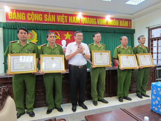 Đồng chí Mai Thanh Thắng, Phó Chủ tịch UBND tỉnh Bình Định tặng bằng khen cho các đơn vị thuộc Công an tỉnh 