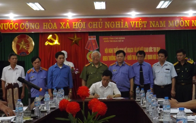 Các đại biểu ký kết giao ước thi đua