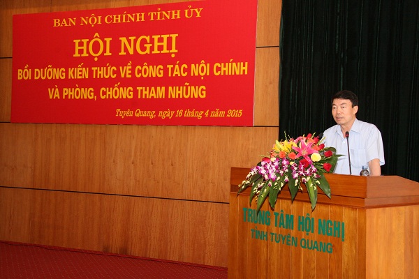 Đồng chí Nguyễn Doãn Khánh, Ủy viên Trung ương Đảng, Phó trưởng Ban Nội chính Trung ương truyền đạt tại Hội nghị