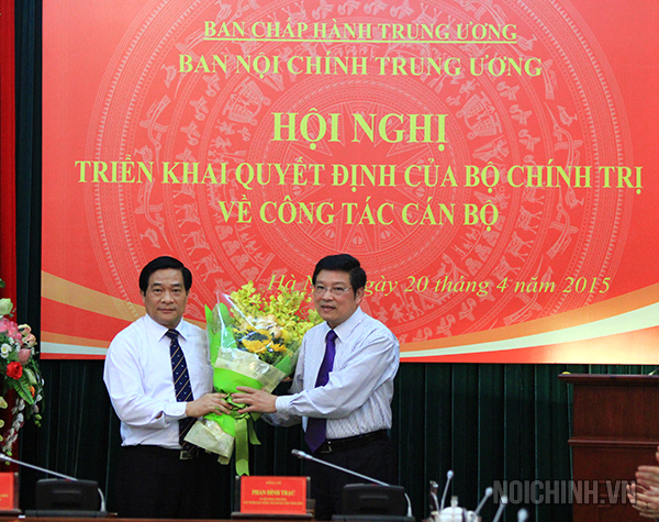 Đồng chí Phan Đình Trạc, Ủy viên Trung ương Đảng, Phó trưởng Ban  Thường trực Ban Nội chính Trung ương tặng hoa chúc mừng đồng chí Hà Ngọc Chiến