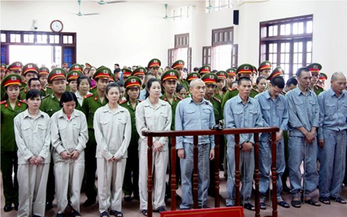 Tòa án nhân dân thành phố Hải Phòng xét xử vụ án buôn bán chất ma túy. Bị cáo Hoàng Phương Lam (được xác định là người cầm đầu) đã thoát án tử hình do đang nuôi con nhỏ dưới 36 tháng tuổi.