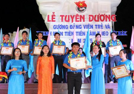 Tuyên dương 28 Đảng viên trẻ và 72 thanh niên tiên tiến làm theo lời Bác