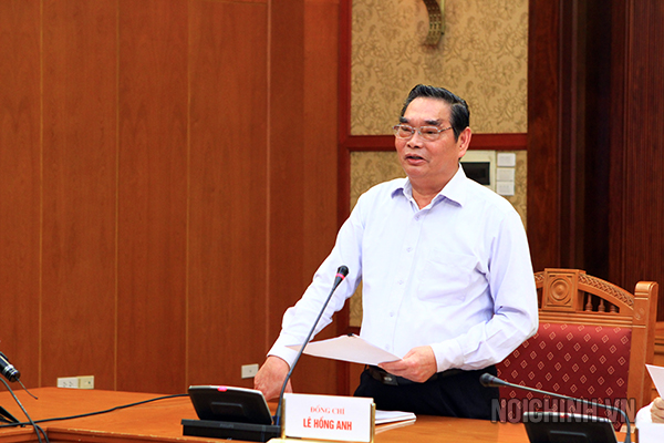 Đồng chí Lê Hồng Anh, Ủy viên Bộ Chính trị, Thường trực Ban Bí thư, Phó trưởng Ban Chỉ đạo TW về PCTN trình bày dự thảo báo cáo tại Phiên họp