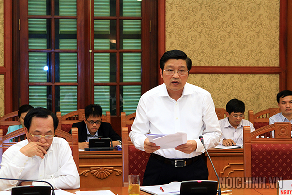 Đồng chí Phan Đình Trạc, Ủy viên Trung ương Đảng, Phó trưởng Ban thường trực Ban Nội chính Trung ương trình bày dự thảo Báo cáo tại Phiên họp