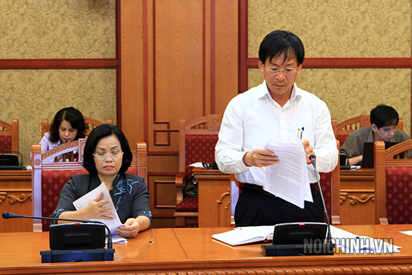 Đồng chí Phạm Anh Tuấn, Phó trưởng Ban Nội chính Trung ương trình bày dự thảo Báo cáo tại Phiên họp 