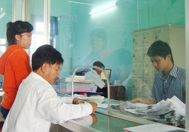 Cán bộ xã Phú Thượng, huyện Phú Vang, tỉnh Thừa Thiên Huế tiếp công dân