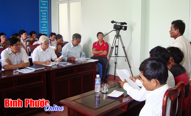 Đồng chí Phó Bí thư Thường trực Tỉnh ủy Bình Phước Nguyễn Văn Lợi đối thoại trực tiếp để giải đáp vướng mắc của dân (theo báo Bình Phước)
