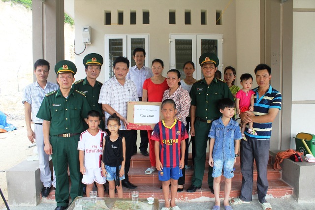 Tổ công tác thăm, tặng quà và động viên các hộ dân tại Đảo Trần