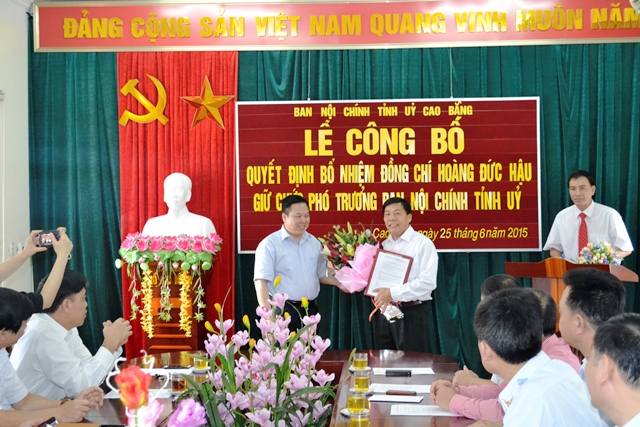 Đồng chí Bí thư Tỉnh ủy trao Quyết định và tặng hoa chúc mừng đồng chí Hoàng Đức Hậu 