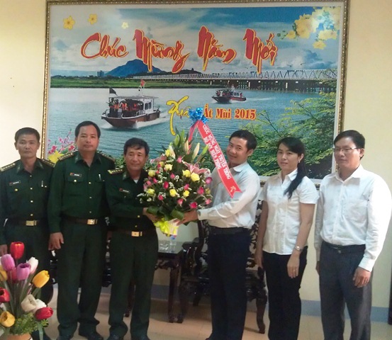 Đồng chí Nguyễn Thái Học, Ủy viên Ban Thường vụ Tỉnh ủy, Trưởng Ban Nội chính Tỉnh ủy thăm, tặng hoa chúc mừng Bộ chỉ huy Bộ đội Biên phòng tỉnh nhân Ngày truyền thống lực lượng Bộ đội Biên phòng 