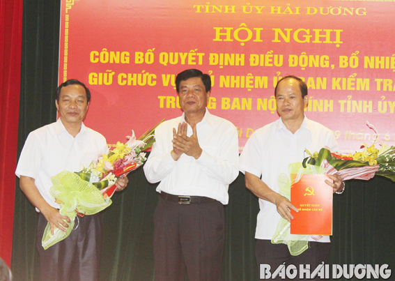 Đồng chí Bùi Thanh Quyến, Bí thư Tỉnh ủy trao quyết định điều động, bổ nhiệm Chủ nhiệm Ủy ban Kiểm tra Tỉnh ủy đối với đồng chí Bùi Hữu Uyển (phải) và Trưởng Ban Nội chính Tỉnh ủy đối với đồng chí Lê Văn Hiệu (trái)