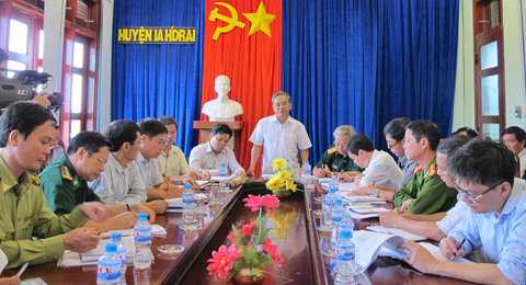 Đồng chí Nguyễn Văn Hùng, Bí thư Tỉnh ủy, Chủ tịch HĐND tỉnh Kon Tum làm việc với lãnh đạo huyện Ia H’Drai về công tác đảm bảo an ninh trật tự 