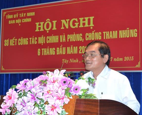 Đồng chí Nguyễn Minh Tân, Ủy viên Thường vụ trực Tỉnh ủy phát biểu chỉ đạo hội nghị.