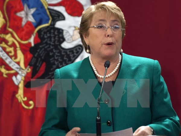 Tổng thống Chile Michelle Bachelet (phải) tại lễ tuyên thệ nhậm chức của Nội các mới ở thủ đô Santiago. (Nguồn TTXVN)