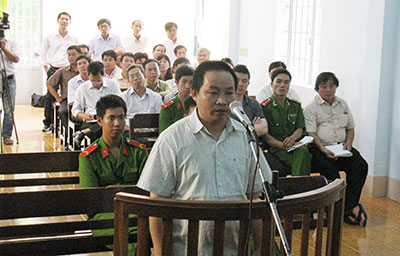 Bị cáo Lê Duy Khiêm, Trưởng phòng Đăng ký đất, Chi cục Quản lý đất đai, Sở Tài nguyên và Môi trường tỉnh Bình Thuận nhận mức án 10 năm tù giam về tội lợi dụng chức vụ quyền hạn trong thi hành công vụ