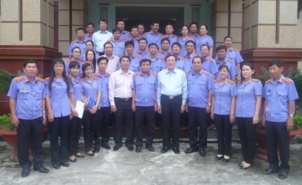 Đồng chí Nguyễn Hòa Bình, Ủy viên Trung ương Đảng, Viện trưởng Viện kiểm sát nhân dân tối cao và tập thể Viện kiểm sát nhân dân tỉnh Hậu Giang